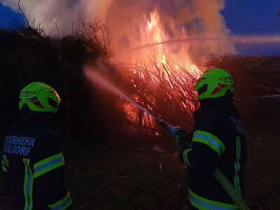 Holzhaufen in Brand gesetzt FB-IMG-1620540518972.jpeg
