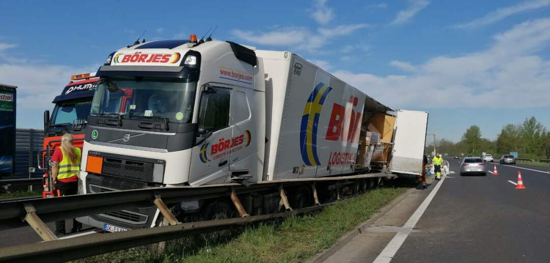 A25 – LKW verlor bei Verkehrsunfall Ladegut