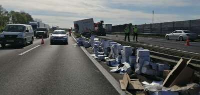 A25 – LKW verlor bei Verkehrsunfall Ladegut 400138800727-364353.jpeg