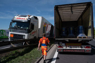 A25 – LKW verlor bei Verkehrsunfall Ladegut FOKE-2021051011273590-003.jpeg