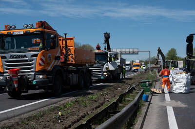 A25 – LKW verlor bei Verkehrsunfall Ladegut FOKE-2021051011283594-006.jpeg