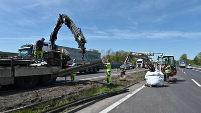 A25 – LKW verlor bei Verkehrsunfall Ladegut FOKE-2021051011293598-008.jpeg