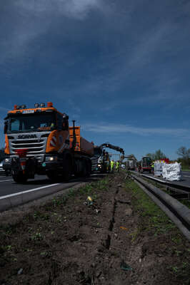 A25 – LKW verlor bei Verkehrsunfall Ladegut FOKE-2021051011313608-015.jpeg