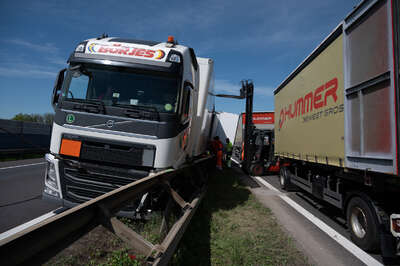A25 – LKW verlor bei Verkehrsunfall Ladegut FOKE-2021051011333612-017.jpeg