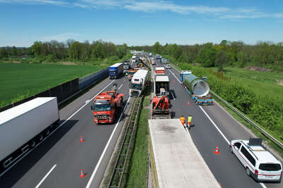 A25 – LKW verlor bei Verkehrsunfall Ladegut FOKE-2021051011362-003.jpeg