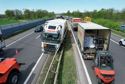 A25 – LKW verlor bei Verkehrsunfall Ladegut FOKE-2021051011402-004.jpeg