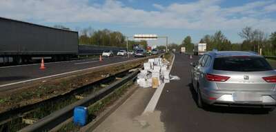 A25 – LKW verlor bei Verkehrsunfall Ladegut IMG-20210510-091119.jpeg