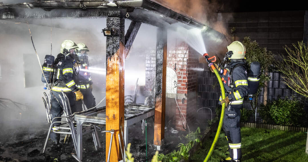 Drei Feuerwehren bei Gartenhüttenbrand in Pasching im Einsatz