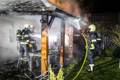Drei Feuerwehren bei Gartenhüttenbrand in Pasching im Einsatz BAYER-AB3-3920.jpeg