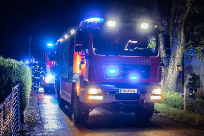 Drei Feuerwehren bei Gartenhüttenbrand in Pasching im Einsatz BAYER-AB3-3957.jpeg