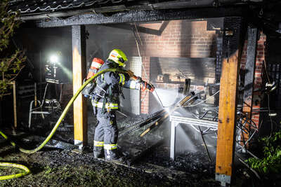 Drei Feuerwehren bei Gartenhüttenbrand in Pasching im Einsatz BAYER-AB3-4034.jpeg