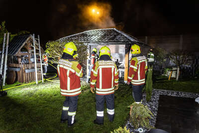 Drei Feuerwehren bei Gartenhüttenbrand in Pasching im Einsatz BAYER-AB3-4057.jpeg