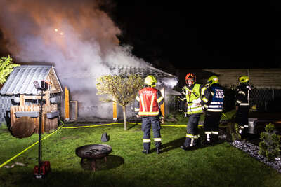 Drei Feuerwehren bei Gartenhüttenbrand in Pasching im Einsatz BAYER-AB3-3860.jpeg