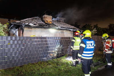 Drei Feuerwehren bei Gartenhüttenbrand in Pasching im Einsatz BAYER-AB3-4016.jpeg