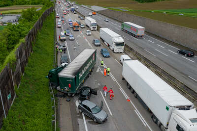 Unfall auf der A1 im Frühverkehr FOKE-2021051807210047-011.jpeg