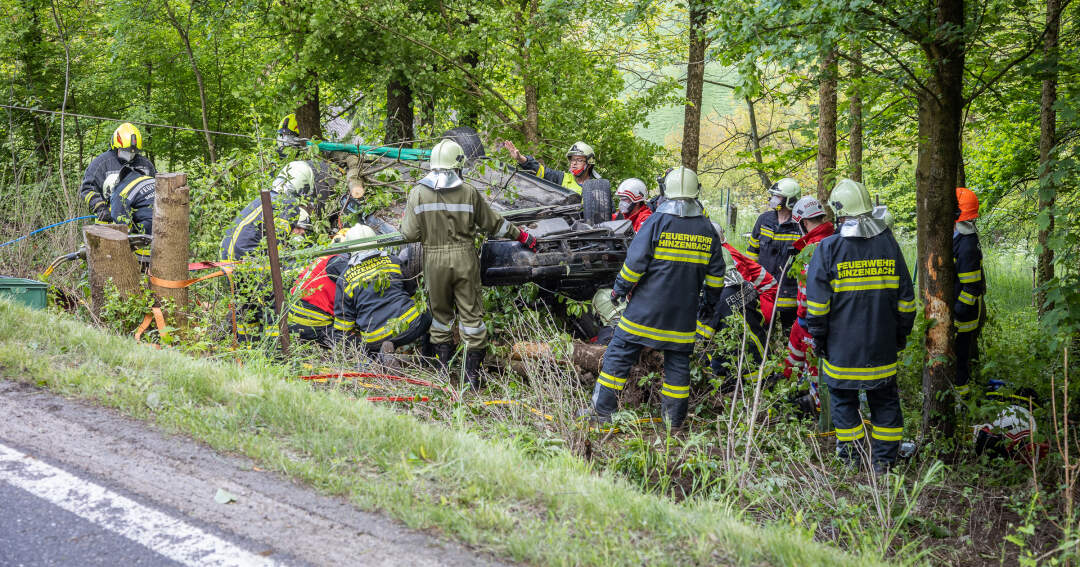 Zwei teils Schwerverletzte bei Fahrzeugüberschlag in Hinzenbach