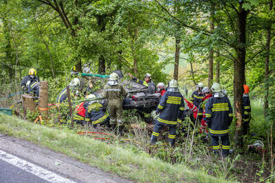 Zwei teils Schwerverletzte bei Fahrzeugüberschlag in Hinzenbach BAYER-AB3-5827.jpeg