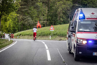Zwei teils Schwerverletzte bei Fahrzeugüberschlag in Hinzenbach BAYER-AB3-5870.jpeg