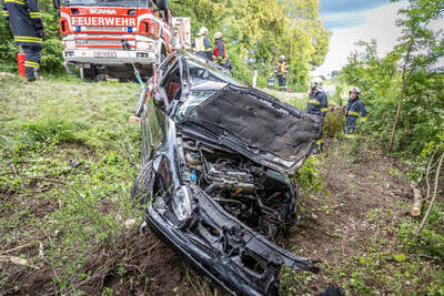 Zwei teils Schwerverletzte bei Fahrzeugüberschlag in Hinzenbach BAYER-AB3-5933.jpeg
