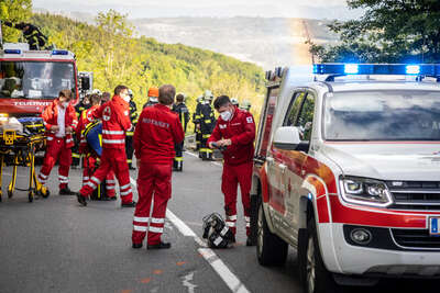 Zwei teils Schwerverletzte bei Fahrzeugüberschlag in Hinzenbach BAYER-AB3-5979.jpeg