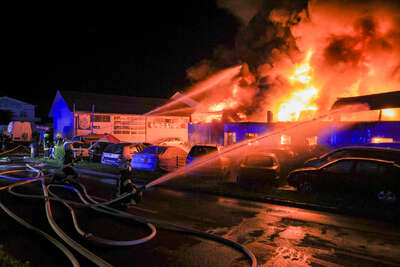 Großbrand einer Firmenhalle in Pasching DRAXLER-2021052600306290-047.jpeg