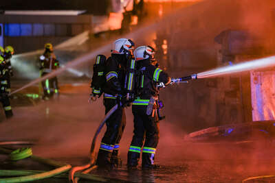Großbrand einer Firmenhalle in Pasching DRAXLER-2021052600456323-119.jpeg