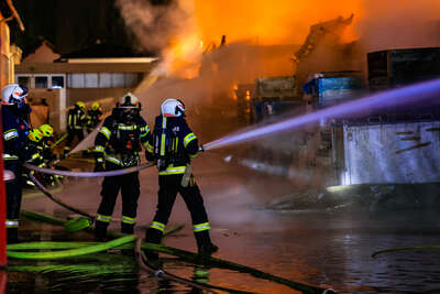 Großbrand einer Firmenhalle in Pasching DRAXLER-2021052600476332-133.jpeg