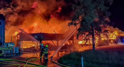 Großbrand einer Firmenhalle in Pasching FOKE-20210525232726-005.jpeg