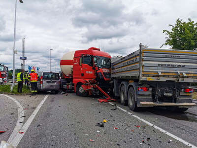 Verkehrsunfall mit zwei LKW und einem PKW endet glimpflich BRANDSTAETTER-20210527-31-Bearbeitet.jpeg
