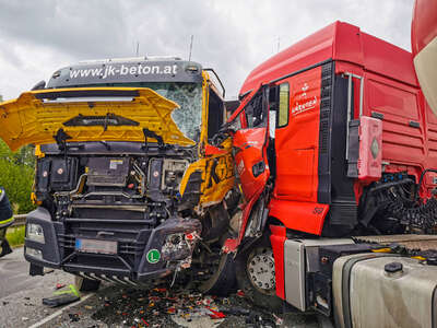 Verkehrsunfall mit zwei LKW und einem PKW endet glimpflich BRANDSTAETTER-20210527-39-Bearbeitet.jpeg