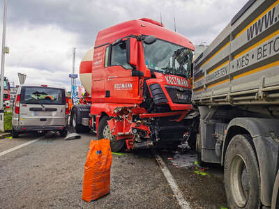 Verkehrsunfall mit zwei LKW und einem PKW endet glimpflich BRANDSTAETTER-20210527-47-Bearbeitet.jpeg