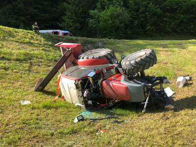 Traktor stürzte über Böschung F915FBF3-B0CC-4D0A-BE38-344CDE5FD75E.jpeg