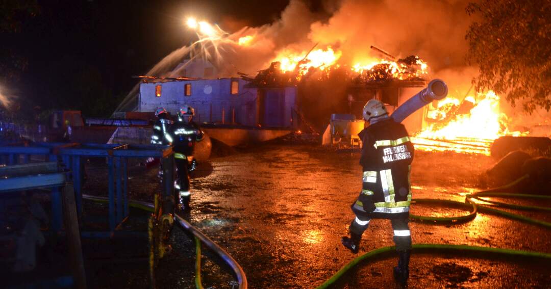 Stallgebäude brannte ab - Bezirk Schärding