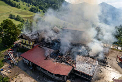 Brand vernichtete Bauernhof: mehrere Tiere verendet FOKE-2021061016130144-020.jpeg