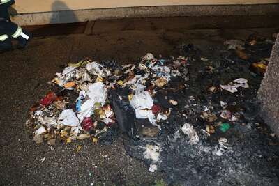 Mehrere Mülltonnen in Flammen M-3.jpeg