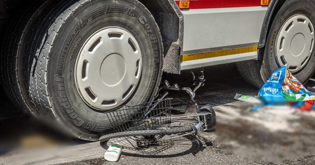 Tödlicher Unfall - Zusammenstoß zwischen einem Lkw und einer Radfahrerin