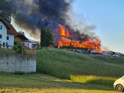 Großbrand bei Holzbaufirma in Waldburg 400232900698-17504.jpeg