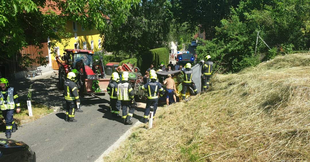 Traktor bei Böschung hinuntergestürzt - Bezirk Linz-Land