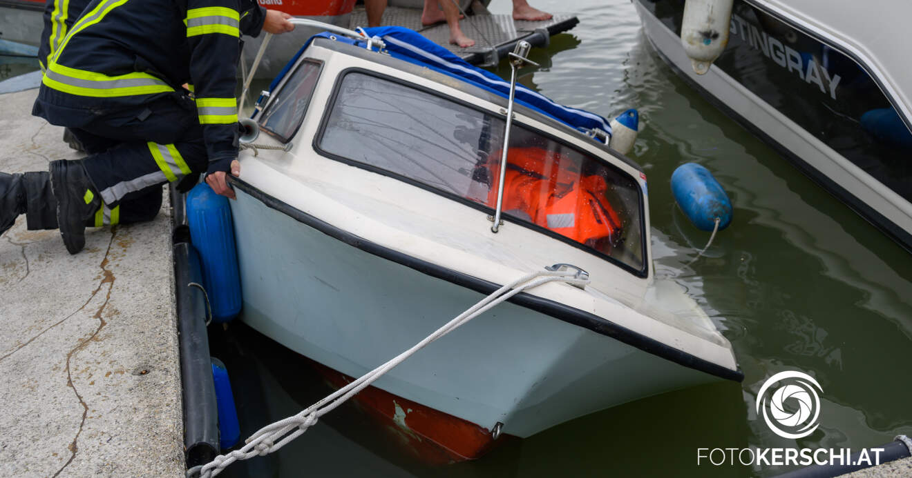 Gekentertes Motorboot von Feuerwehr geborgen