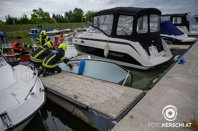 Gekentertes Motorboot von Feuerwehr geborgen BRANDSTAETTER-20210711-10.jpg