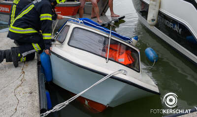 Gekentertes Motorboot von Feuerwehr geborgen BRANDSTAETTER-20210711-15.jpg