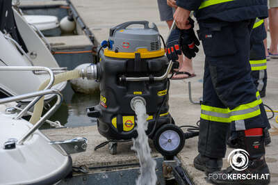 Gekentertes Motorboot von Feuerwehr geborgen BRANDSTAETTER-20210711-26.jpg