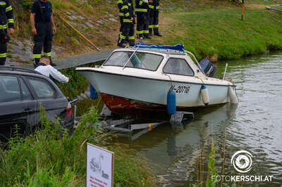 Gekentertes Motorboot von Feuerwehr geborgen BRANDSTAETTER-20210711-39.jpg