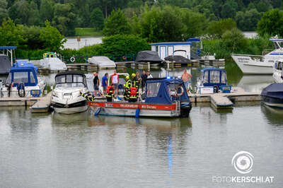 Gekentertes Motorboot von Feuerwehr geborgen BRANDSTAETTER-20210711-4.jpg