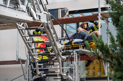 Arbeiter mittels Drehleiter von Baugerüst gerettet FOKE-2021071408397909-045.jpg