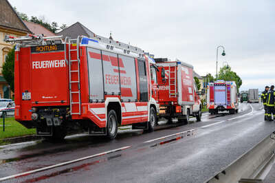 Hochwasser in Oberösterreich - Familie aus Wien fuhr gegen Mittag bei Traunkirchen auf der B145 in Mure! BRANDSTAETTER-20210718-103.jpg