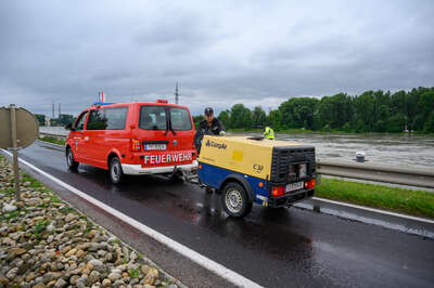 Hochwasser in Oberösterreich - Familie aus Wien fuhr gegen Mittag bei Traunkirchen auf der B145 in Mure! BRANDSTAETTER-20210718-121.jpg
