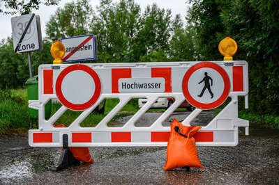 Hochwasser in Oberösterreich - Familie aus Wien fuhr gegen Mittag bei Traunkirchen auf der B145 in Mure! BRANDSTAETTER-20210718-67.jpg