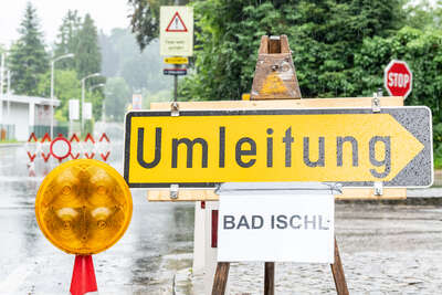 Hochwasser in Oberösterreich - Familie aus Wien fuhr gegen Mittag bei Traunkirchen auf der B145 in Mure! FOKE-2021071812158238-044.jpg