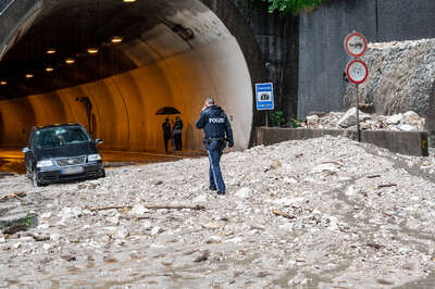 Hochwasser in Oberösterreich - Familie aus Wien fuhr gegen Mittag bei Traunkirchen auf der B145 in Mure! FOKE-2021071812448266-066-Bearbeitet.jpg